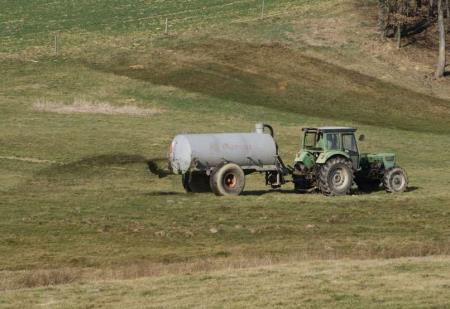 Prepoved polivanja kmetijskih zemljišč z gnojevko – obvestilo kmetijskega inšpektorata