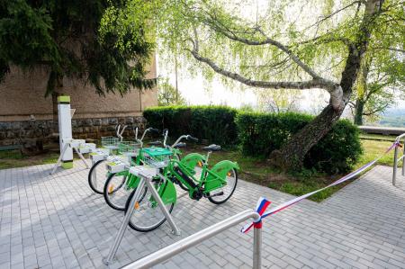 Otvoritev postaje na železniški postaji