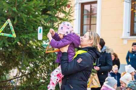 Okrasitev smrekice na Štefanovem trgu