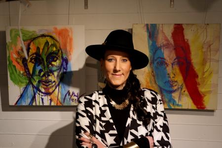 Akademska slikarka Nuša Smolič