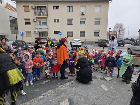 Maškare na obisku na občini