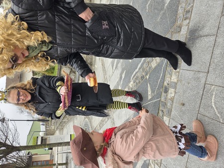 Maškare na obisku na občini