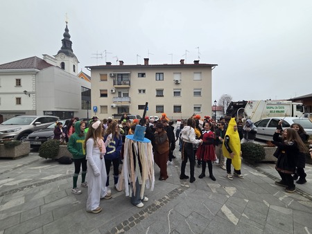Maškare na obisku na občini