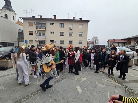 Maškare na obisku na občini